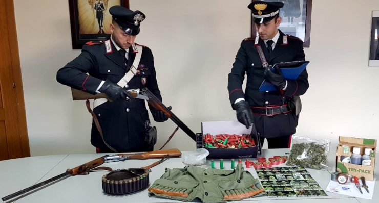 Somma Vesuviana, arrestato 51enne in possesso di armi e marijuana