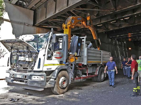 Pomigliano, camion con gru s’incastra nel ponte e lo danneggia. Scatta la psicosi Morandi