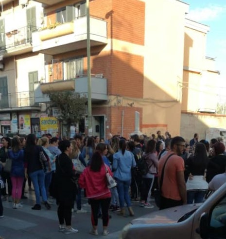 Targhe alterne a Pomigliano, il sindaco inverte l’ingresso di una scuola: è caos. Le mamme protestano e bloccano la strada