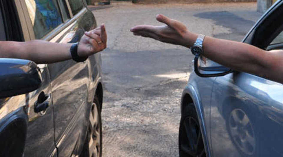 Lite stradale ad Acerra: gambizzato 35enne. L’osservatorio nazionale: “Aggressività in aumento”