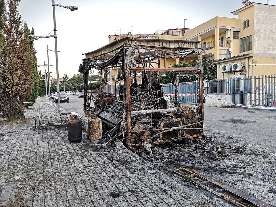 Pizzo a Pomigliano: paninoteca ambulante distrutta con le molotov. La vittima: “Ho respinto richieste di danaro “