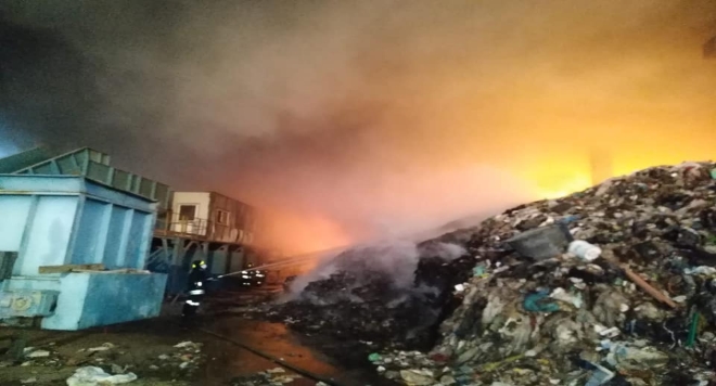 Marcianise, scoppia un rogo in un deposito di rifiuti. Il sindaco: “è un grande disastro ambientale”