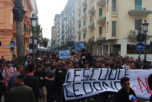 L’alternanza scuola-lavoro e la condizione edilizia degli edifici scolastici: a Salerno gli studenti scendono in piazza per protesta