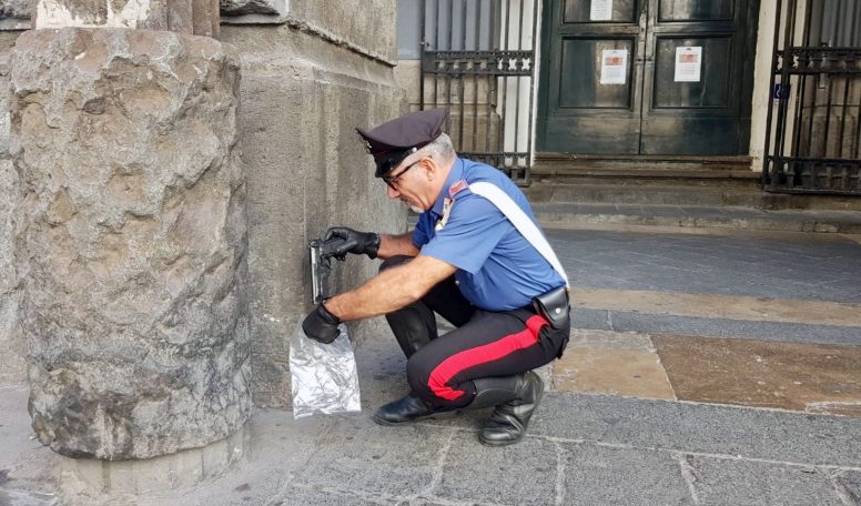 Napoli, due pistole dinanzi al Teatro San Carlo: una apparteneva ad un minore
