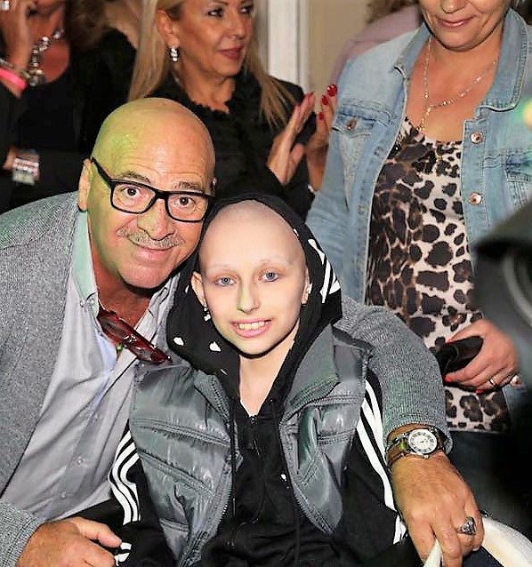 Alessia Atania abbracciat dall'attore comico Angelo Di Gennaro