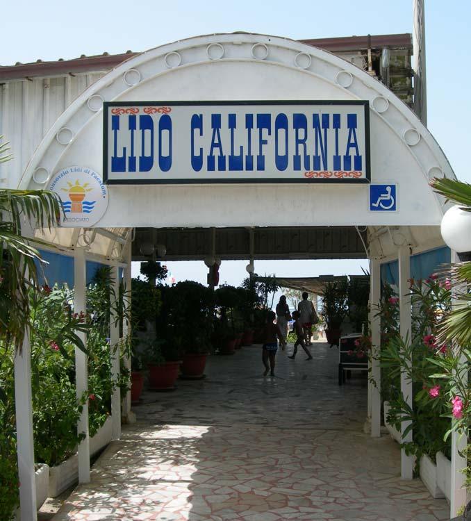 Capaccio Paestum, distrutto dalle fiamme il mitico Lido California di Tanino