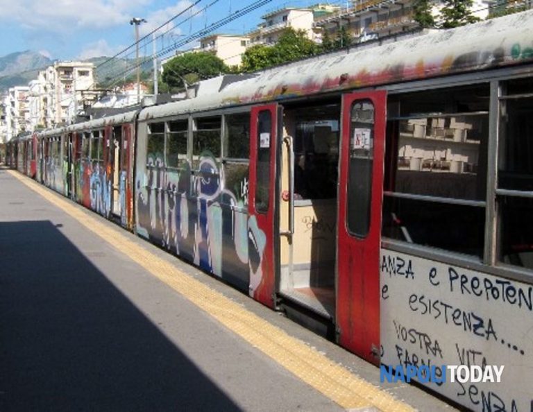 Circumvesuviana, ritardi e soppressioni: martedì nero per i passeggeri