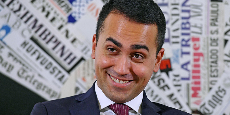 Tempi duri per Di Maio: dai “vaffa” grillini ai “vaffa” subiti nella sua Pomigliano. Poi fuga alla chetichella…
