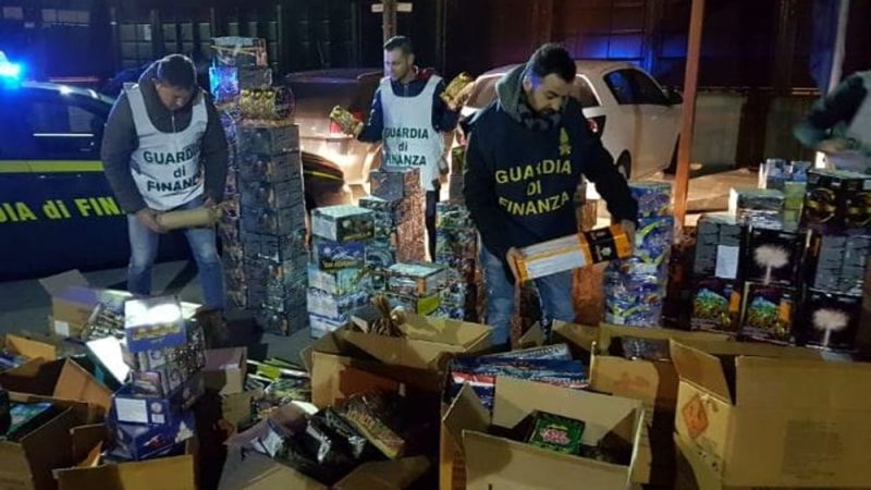 Sequestrata fabbrica di fuochi d’artificio nel Casertano, chiuse scuole vicine per sicurezza