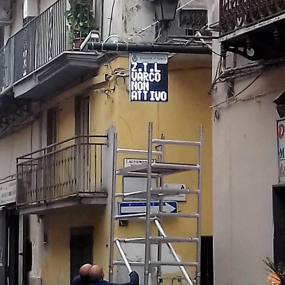 foto dell'installazione stamane delle telecamere per la ztl ad acerra