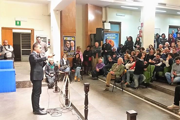 luigi di maio nella sala consiliare di pomigliano