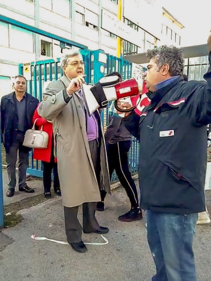 Urla e manifesti anti Di Maio all’Itis di Pomigliano. Il preside ai Cobas: “Per cortesia, la finite ? Turbate i ragazzi…”
