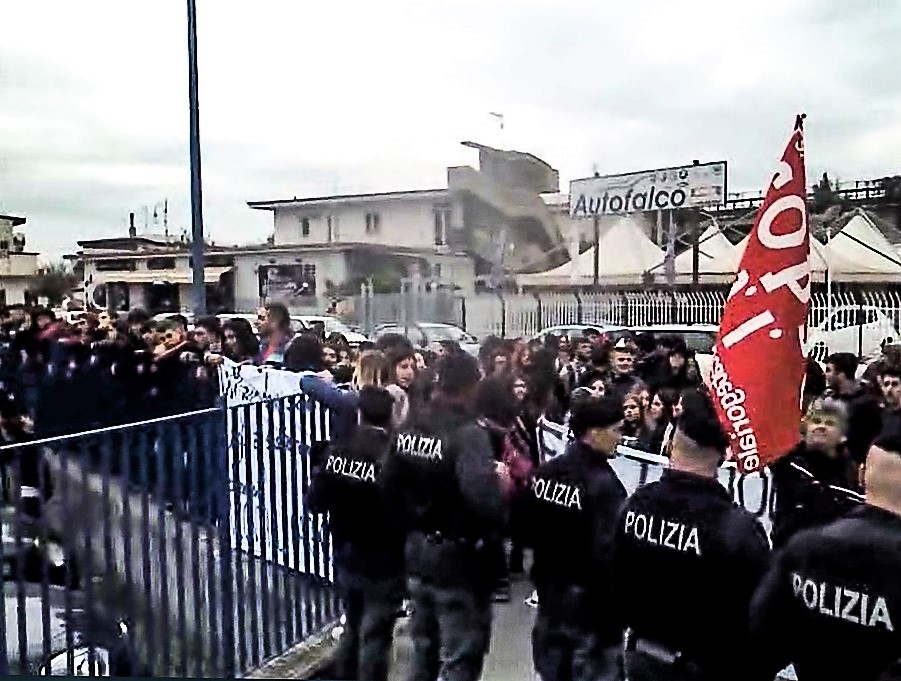 Di Maio contestato a Pomigliano dagli studenti del suo liceo. In piazza contro il vicepremier anche i licenziati Fiat