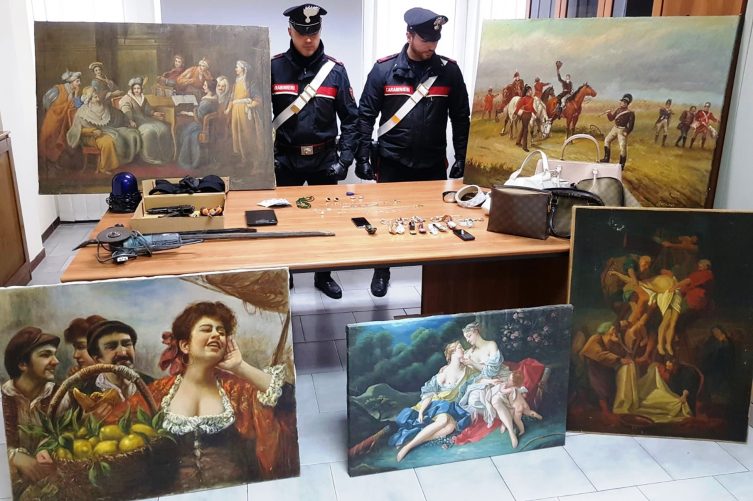 Furti di oggetti di valore in diverse abitazioni, bloccati due albanesi nel Casertano