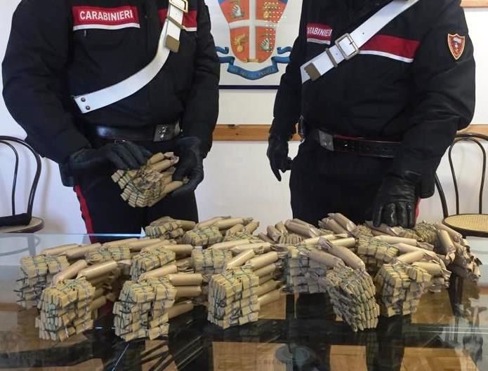 Nel Napoletano bloccato un furgone: scoperti al suo interno 200 ordigni esplosivi
