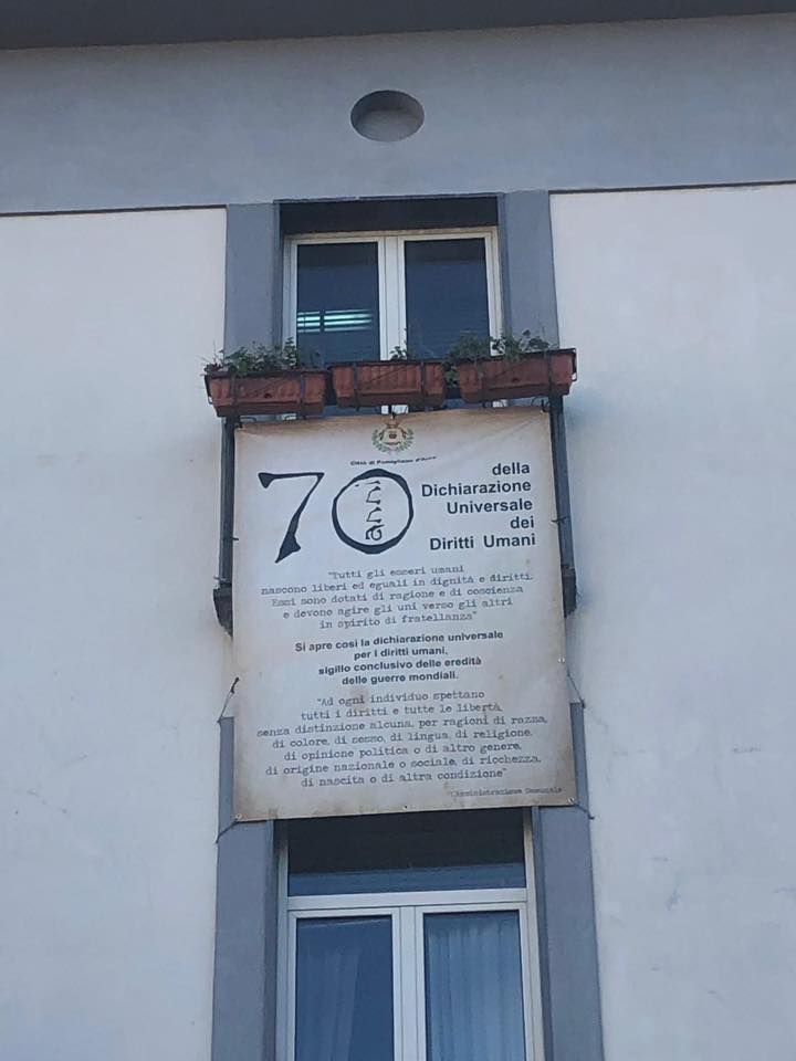 Pomigliano d’Arco, la Dichiarazione dei Diritti dell’Uomo sul palazzo del municipio