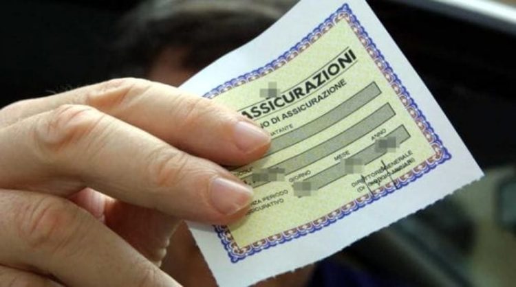Napoli, finte assicurazioni RC auto: scoperto giro di truffe online