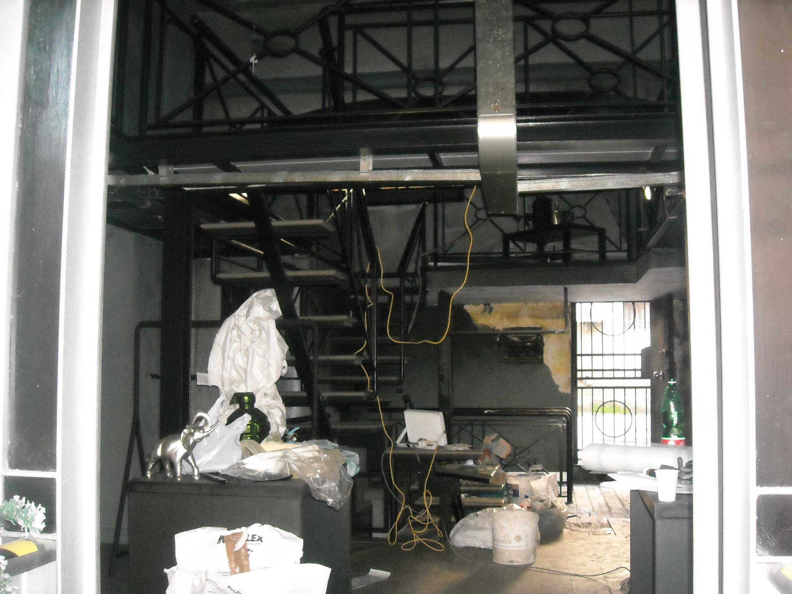 Racket all’attacco: incenerito un negozio nel centro storico di Acerra. Il giovane commerciante: “non ho mai ricevuto richieste di tangenti”.(tutte le foto)