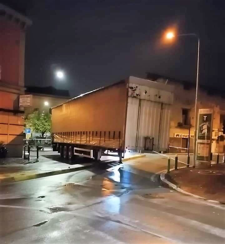 Terrore ad Acerra: con un tir bloccano la città e sfondano una banca. Bottino sconosciuto. Hinterland lasciato solo (foto)