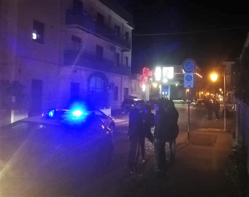 la palazzina dei di maio e la strada bloccata dai carabinieri, sulo sfondo gli operai in lotta