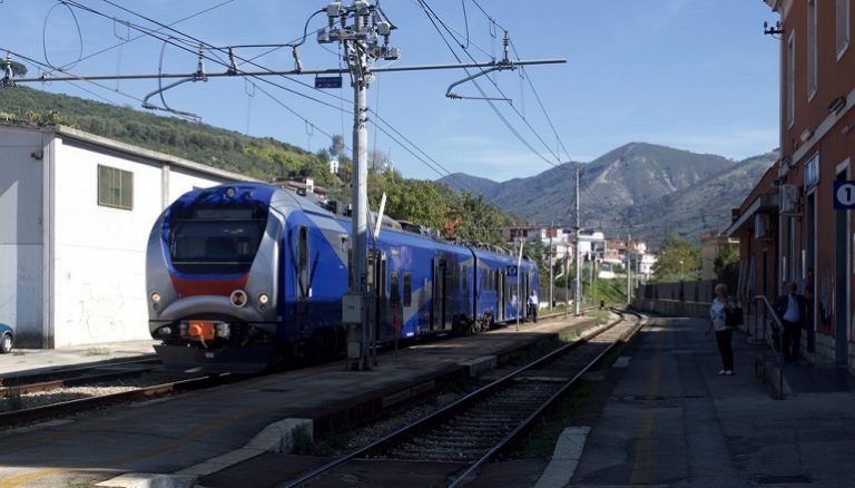 Ottaviano, addetto Eav picchiato da 4: volevano attraversare in auto col passaggio a livello chiuso