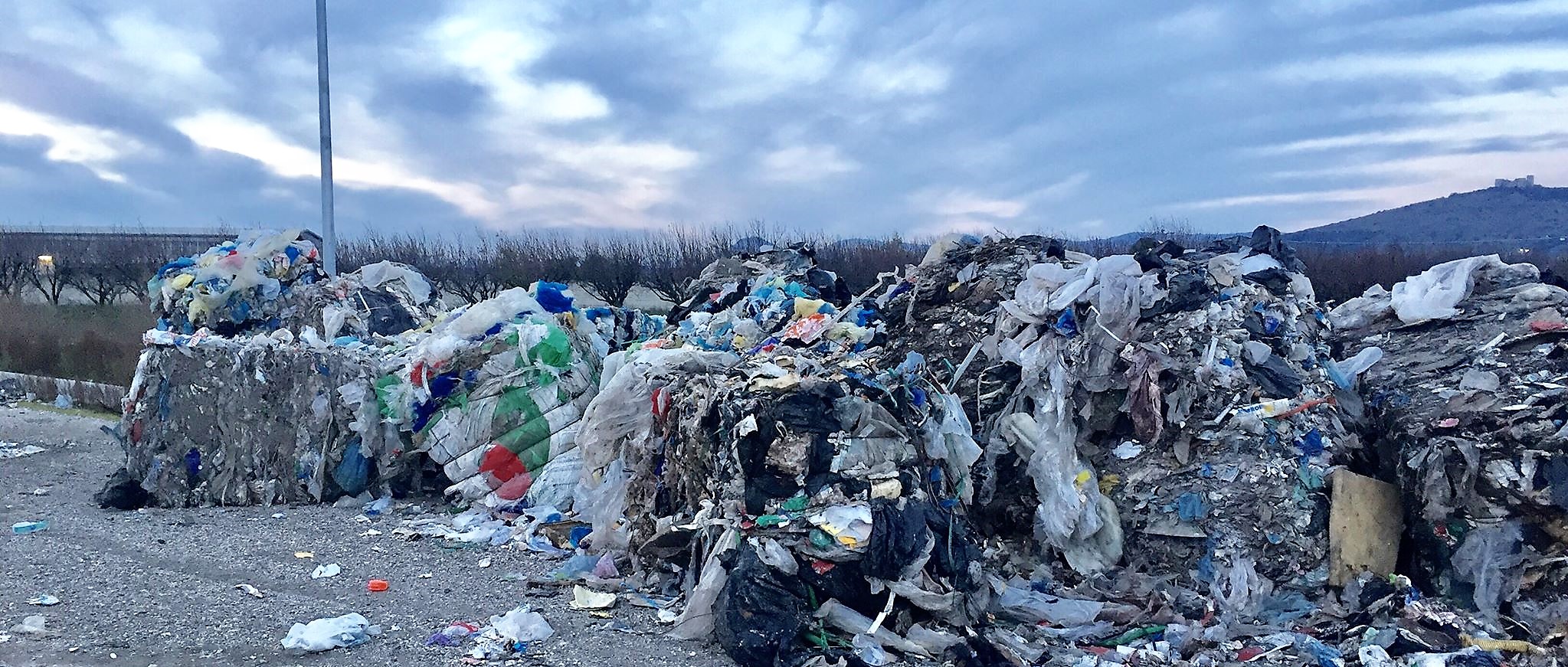 Ecoballe scaricate a tonnellate nei terreni coltivati tra Acerra e Marigliano. L’ipotesi: “rifiuti usciti da uno stir”
