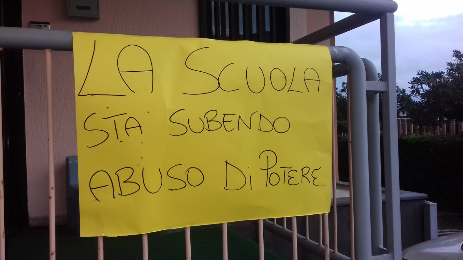 Ottaviano, ordinanza di chiusura per la scuola «Le Favole», mamme e insegnanti in rivolta