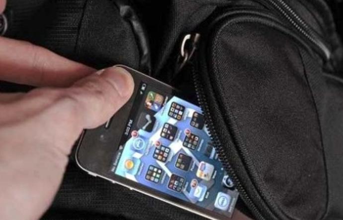 Napoli, piazza Garibaldi: rubano smartphone su autobus e scappano. Incastrati due algerini