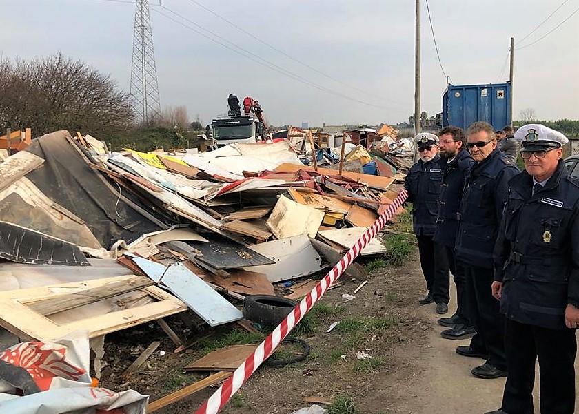 Il sindaco di Acerra dichiara guerra ai campi rom: sgomberato e smantellato il primo