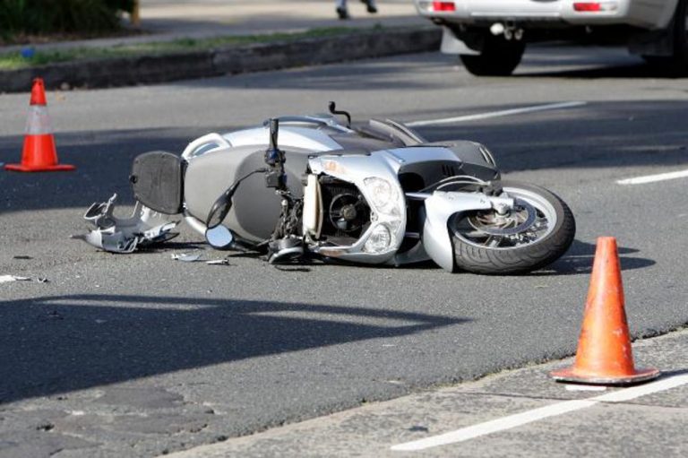 Muore investito da uno scooter, indagato 24enne per omicidio stradale