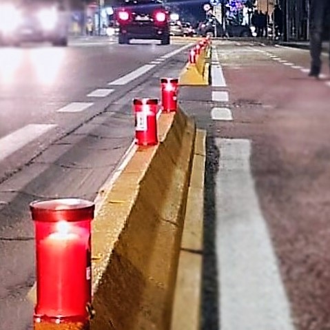 “Il commercio muore a Natale”: i negozianti di Acerra depongono lumini funebri sulle strade