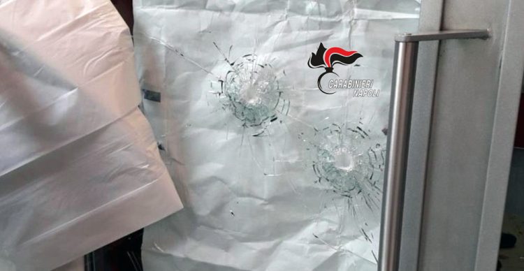 Nel Napoletano 25enne spara contro le vetrine di un bar. Movente dell’offesa una relazione extra-coniugale