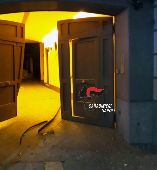 Sant’Antimo, esplode bomba davanti al portone di un palazzo. Indagini in corso
