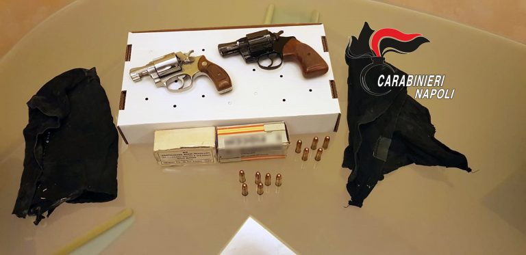 Napoli, nascondeva due pistole all’ingresso di casa: arrestato 50enne