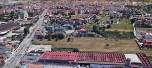 Al centro il terreno in cui sarà costruita la cittadella scolastica