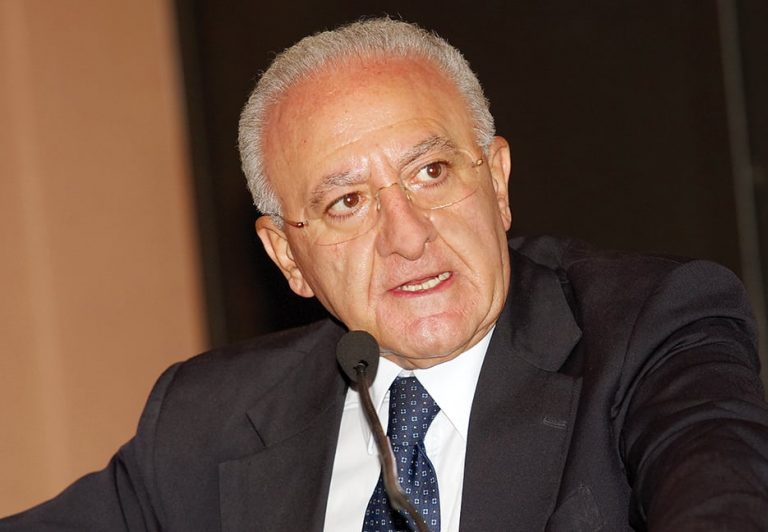 De Luca: “Mascherina al collo? Imbecilli che giocano con la tutela sanitaria”