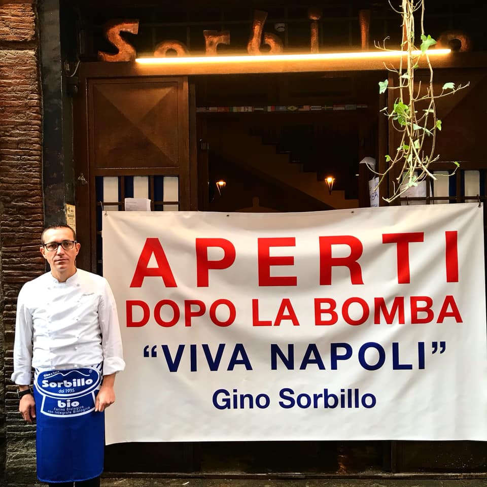 Pizzeria Sorbillo, aperti dopo la bomba: “Viva Napoli!”
