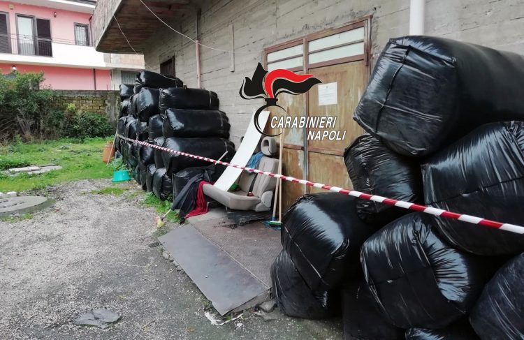 Terzigno, scarti tessili abbandonati: denunciato un imprenditore cinese