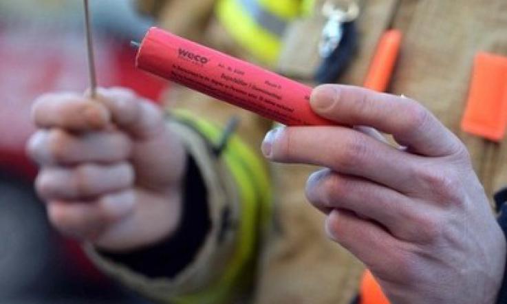 Perde tre dita per i botti ma torna a sparare e nella stessa notte va in ospedale per l’occhio