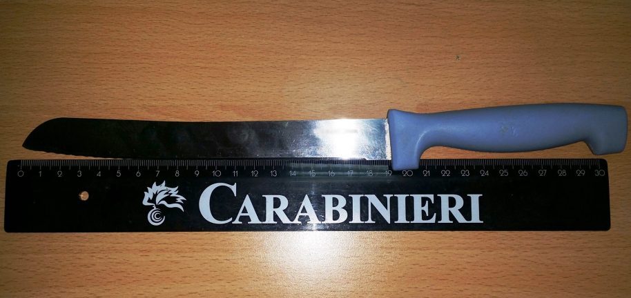 Caivano, ubriaco e armato di coltelli minaccia moglie e figlie: arrestato 45enne