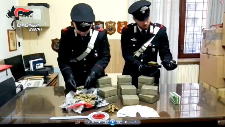 Arrestata una 59enne nel Napoletano: nascondeva 17 kg di droga in camera da letto