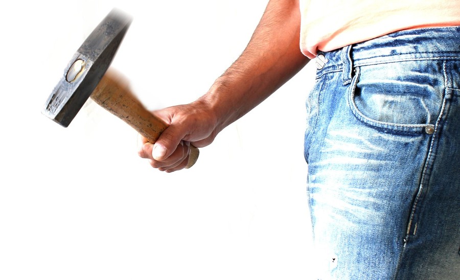 Boscoreale, 41enne violento non accetta la fine di una relazione: prende a martellate la porta di casa e colpisce l’ex moglie