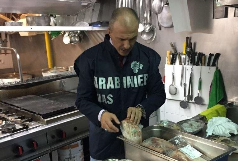 Carabinieri nella location per eventi, nel mirino il cibo servito