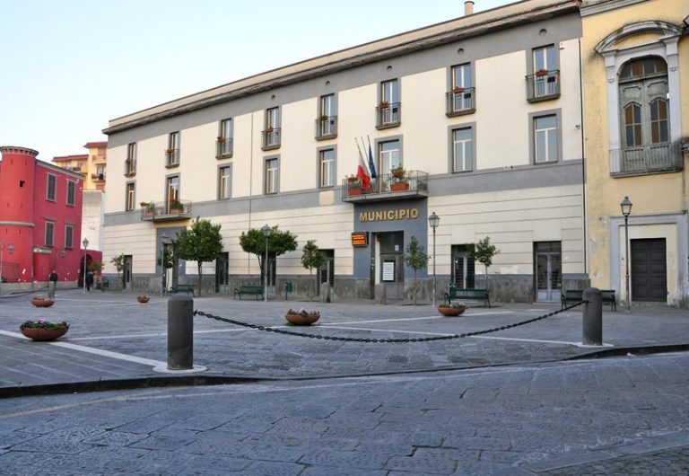 Pomigliano, Rinascita: “L’amministrazione di centrodestra sta violando la legge sulle affissioni elettorali”