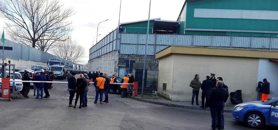 Rifiuti, ci risiamo: i CUB bloccano gli stir di Giugliano e Tufino. Raccolta a rilento