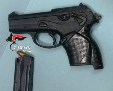 Nel Napoletano fermati due giovani: nascondevano una pistola sotto il sedile dell’auto