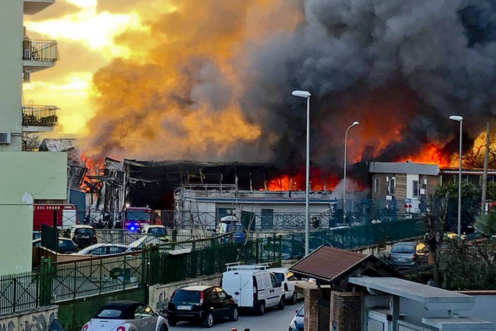 Casoria, fabbrica in fiamme: persone intossicate