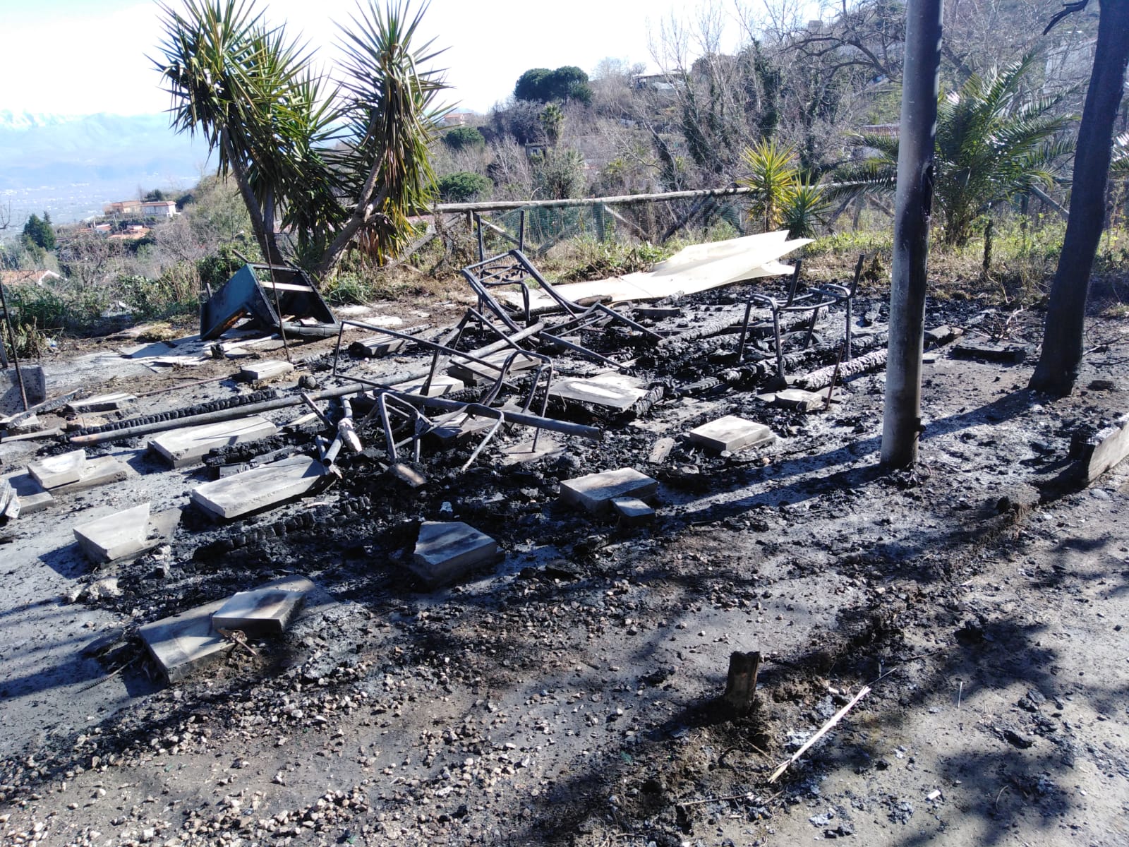 Somma Vesuviana, le fiamme inceneriscono una casetta in legno