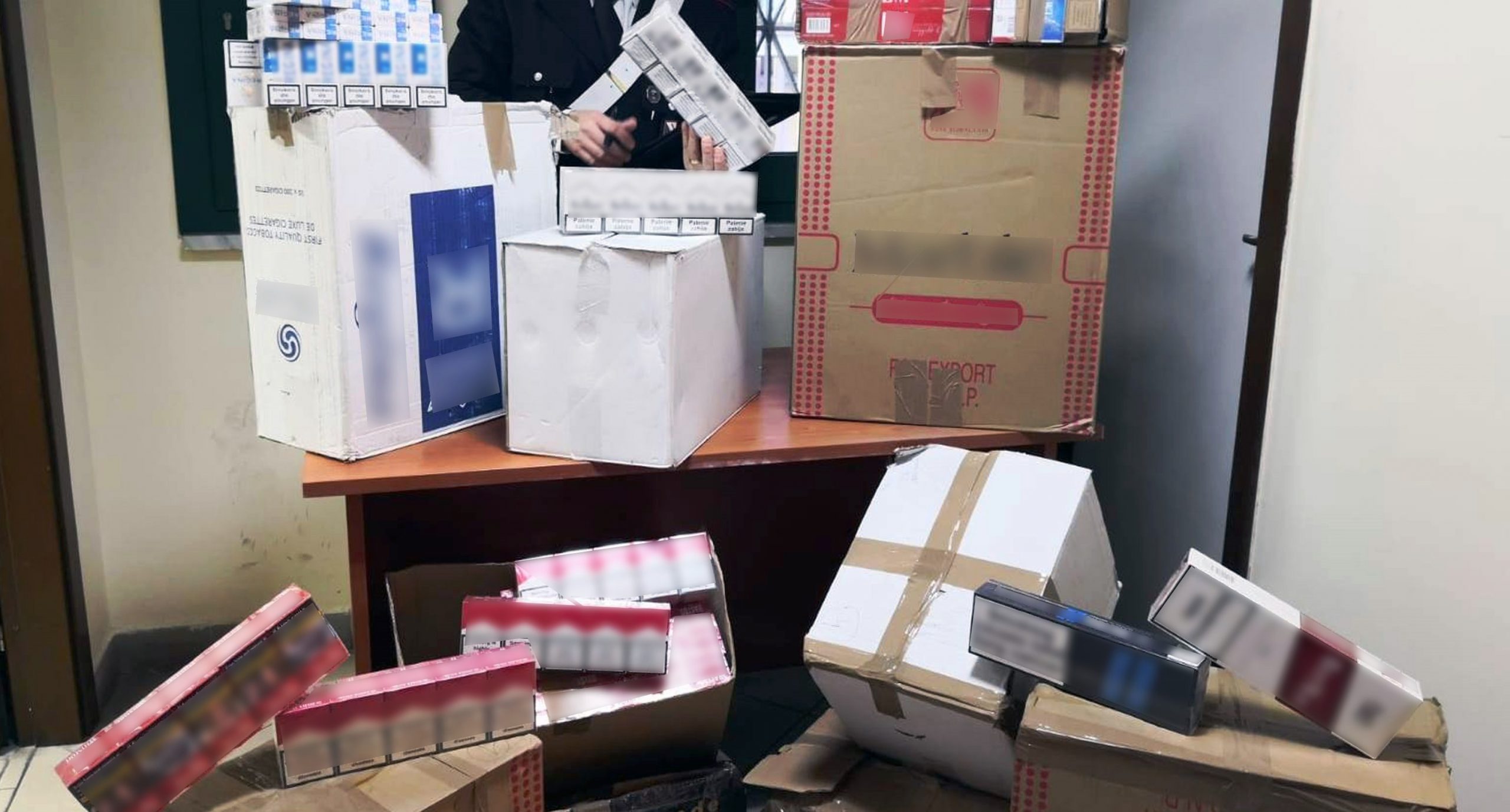 Volla, in età da pensione è ancora nel contrabbando: fermato mentre vende ai passanti