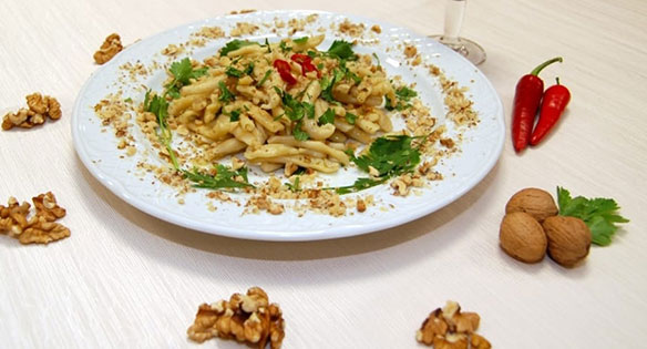 “Trilli alle noci”, per resistere alla “spallezza ‘e stommaco” provocata dalla “chiorma” di “chiachielli”